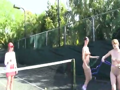 Group of amateur american girls lesbosex at tennis court